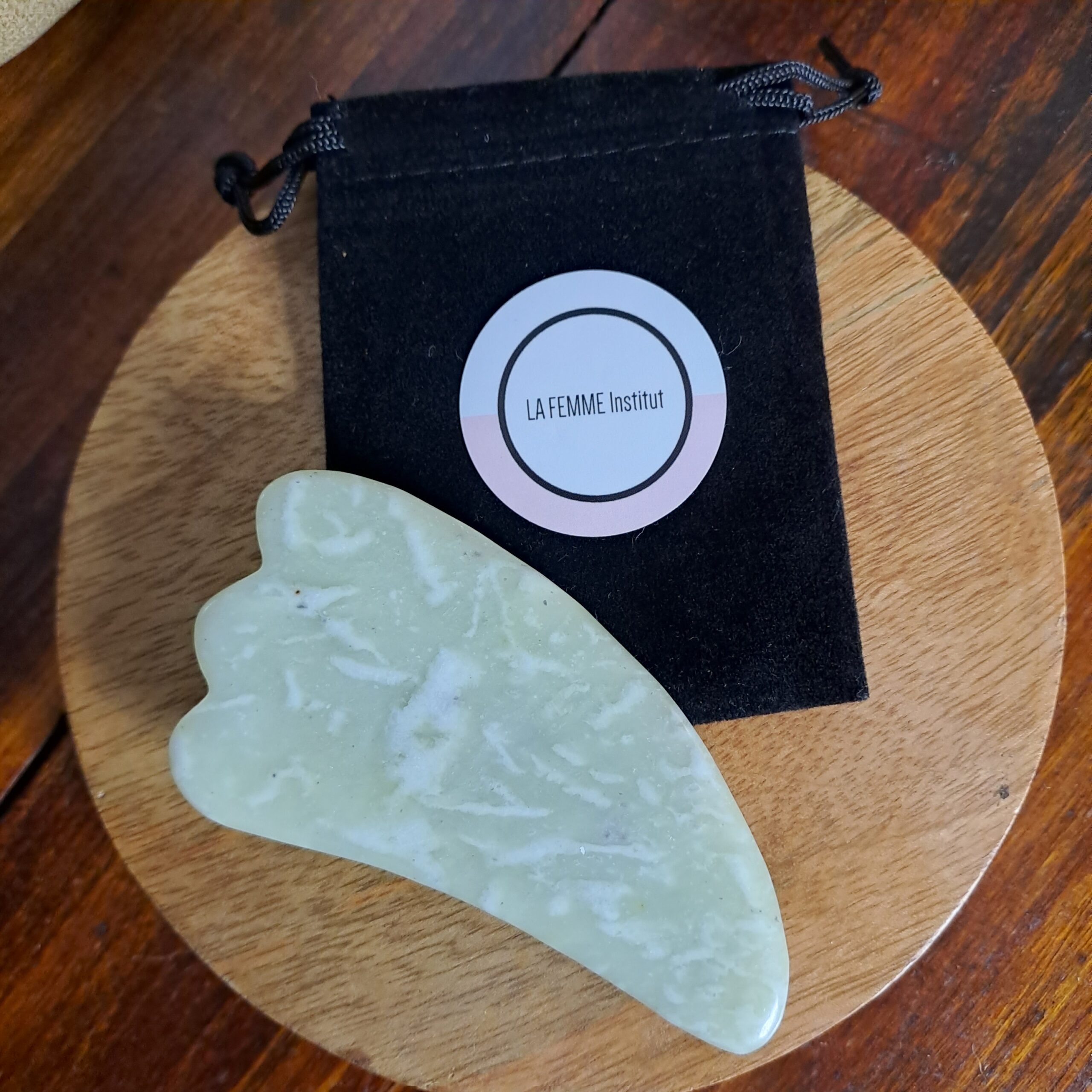 Sculpteur Gua Sha en Milk Jade