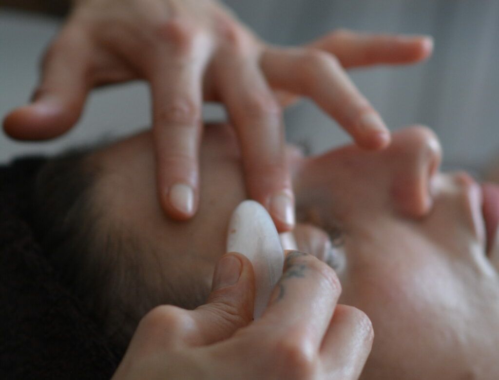 gua sha anti-âge massage soin visage beauté facial